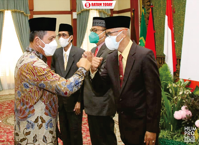 Gubernur Ansar saat bersalaman dengan Ketua Dan Wakil ketua Amil Zakat Provinsi Kepri